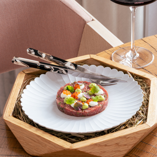 Widok na danie na jasnym talerzu.