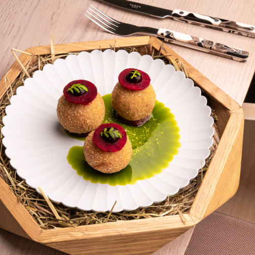 Biały talerz z trzema okrągłymi kąskami.