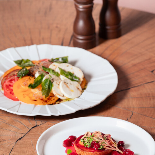 Dwa talerze z przystawkami.