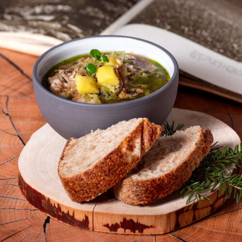 Miska zupy i dwie kromki chleba.