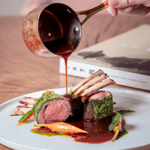 Żeberka polewane sosem.