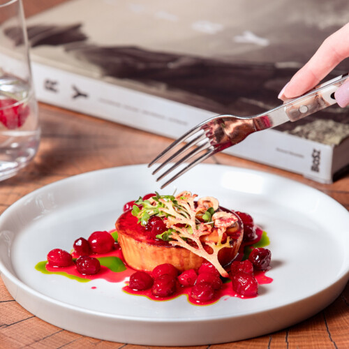 Eleganckie danie na białym talerzu z widelcem.