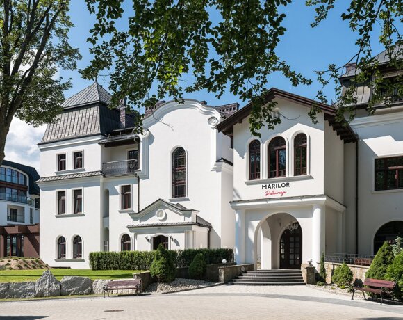 Widok na historyczny, ale odnowiony jasny budynek.