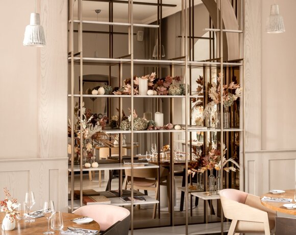 Widok na dekoracyjną ścianę w jasnym pokoju.