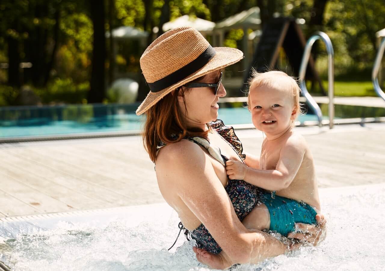mama z bobasem w hotelowym basenie