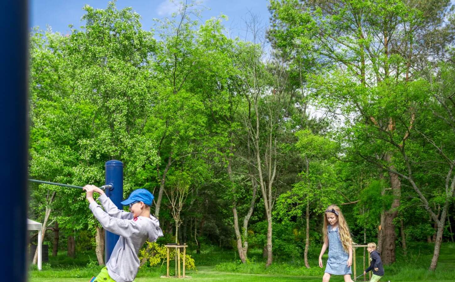 bezpieczny, certyfikowany plac zabaw na zewnątrz