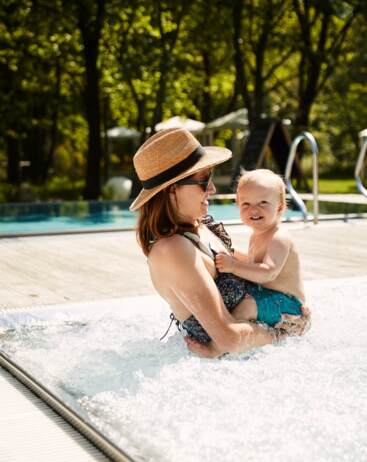 máma s miminkem v hotelovém bazénu