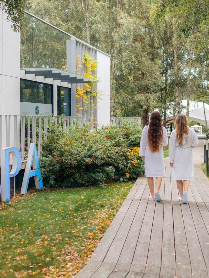 Freundinnen, die zum Spa am Meer gehen