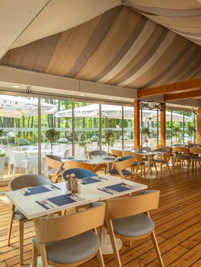 Innenraum des Restaurants Natura in Jastrzębia Góra