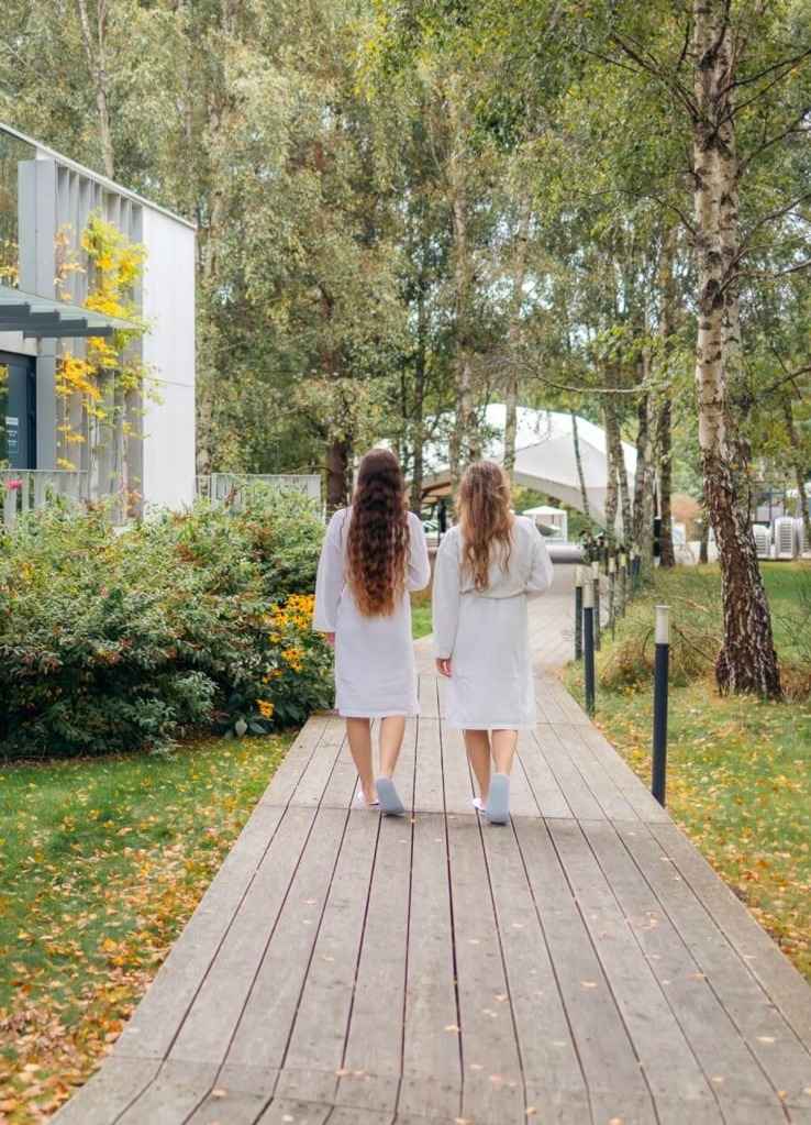 przyjaciółki idące do Spa nad morzem