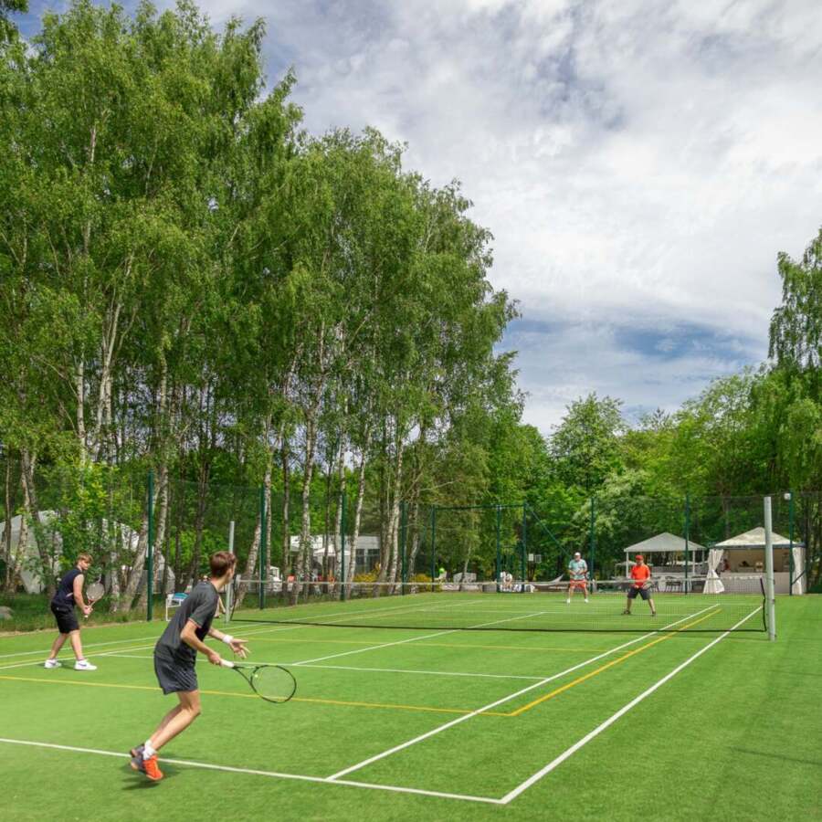 zewnętrzny kort tenisowy resortu
