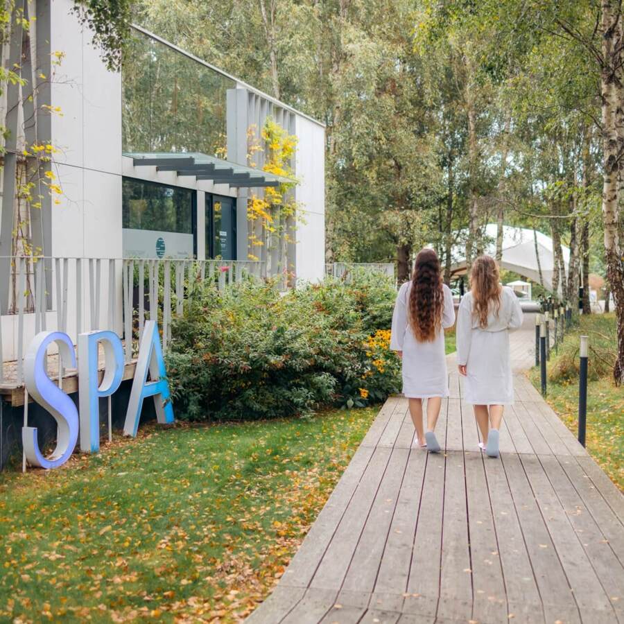 przyjaciółki idące do Spa nad morzem