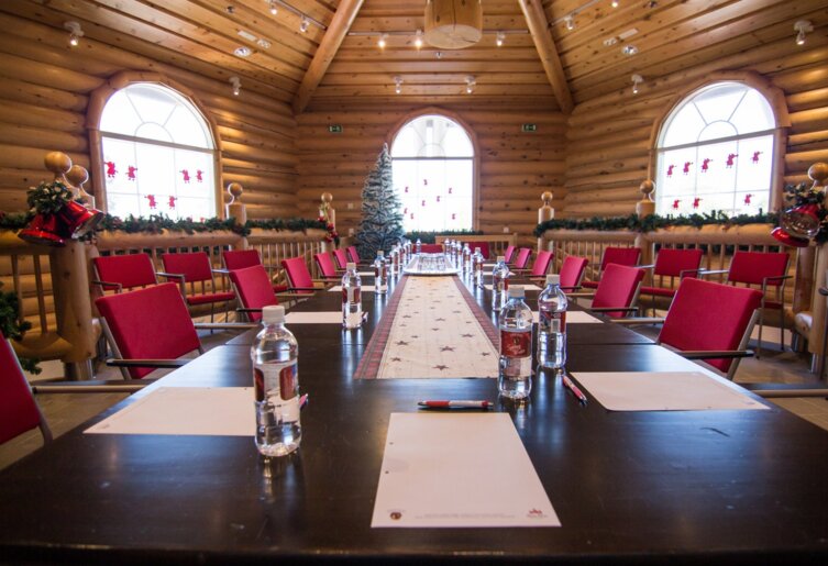 Kokousta joulupukin lomakylässä