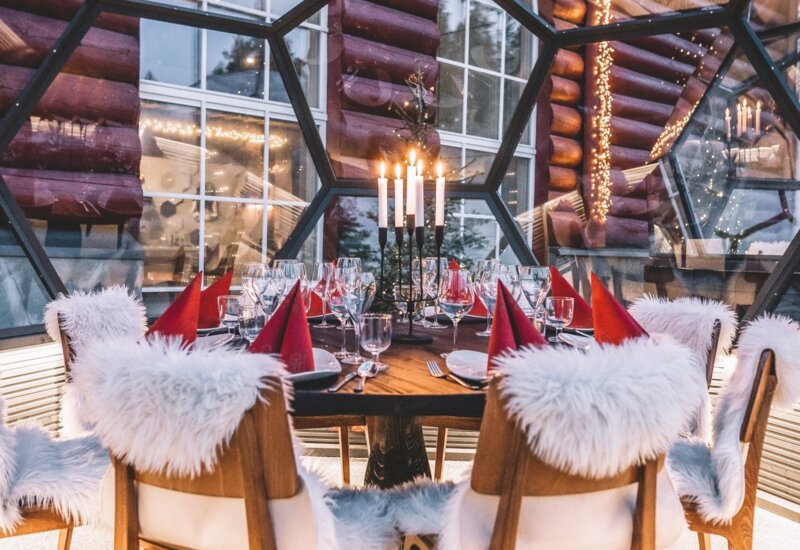 Illallinen lasi iglussa