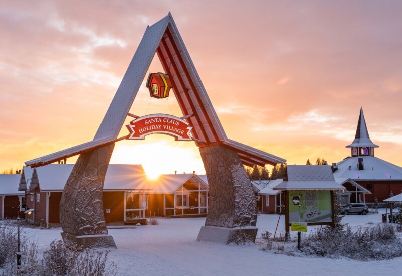 Aurinko laskee mökkikylään