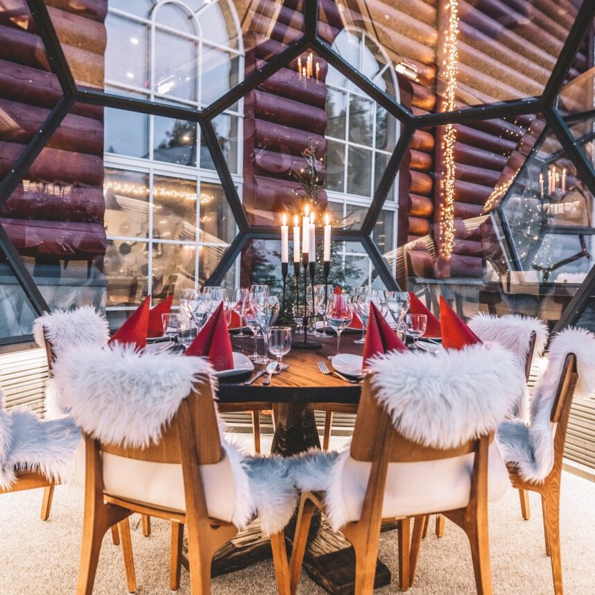 Illallinen lasi iglussa