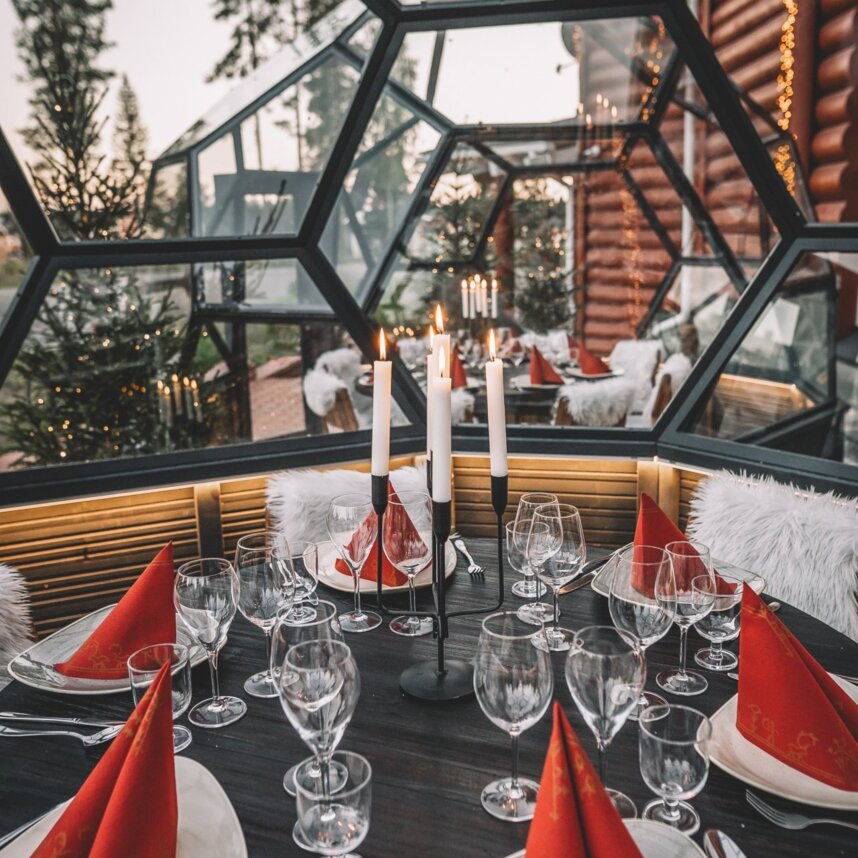 Illallinen lasi iglussa