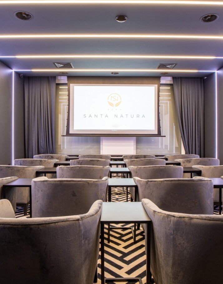 Sala kinowa w hotelu pod Warszawą