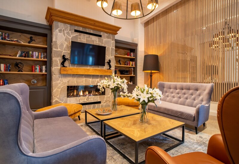 Hotelowy lobby Santa Natura pod Warszawą modern farmhouse