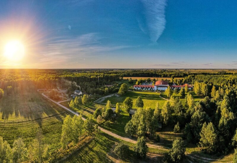 widok na hotel santa natura wiskitki pod warszawa