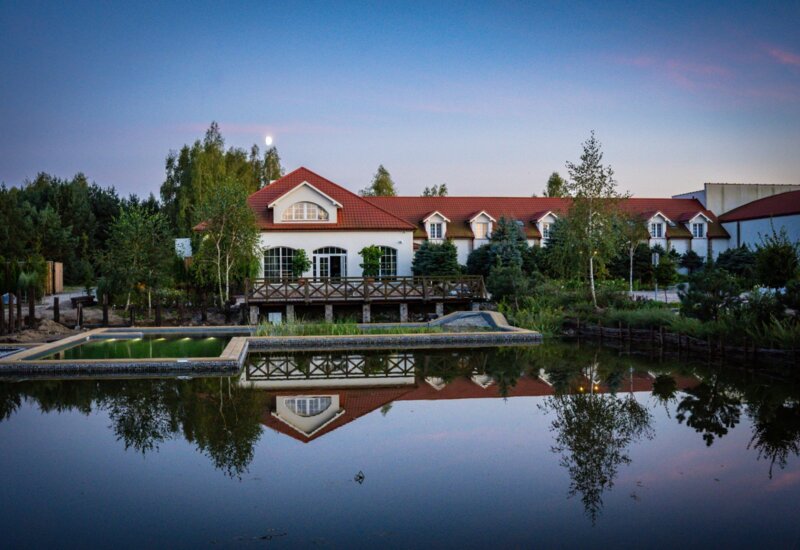 Hotel i naturalny staw kąpielowy