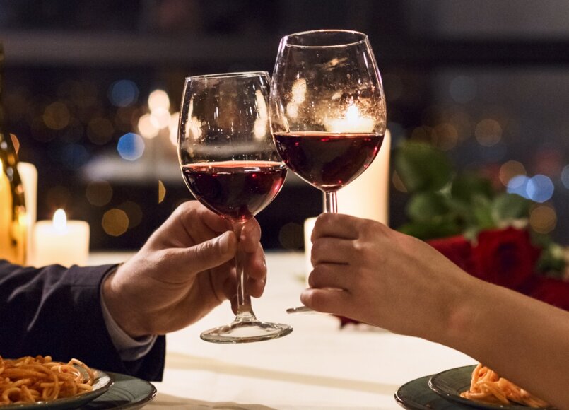 rodzinne przyjęcie okolicznościowe toast