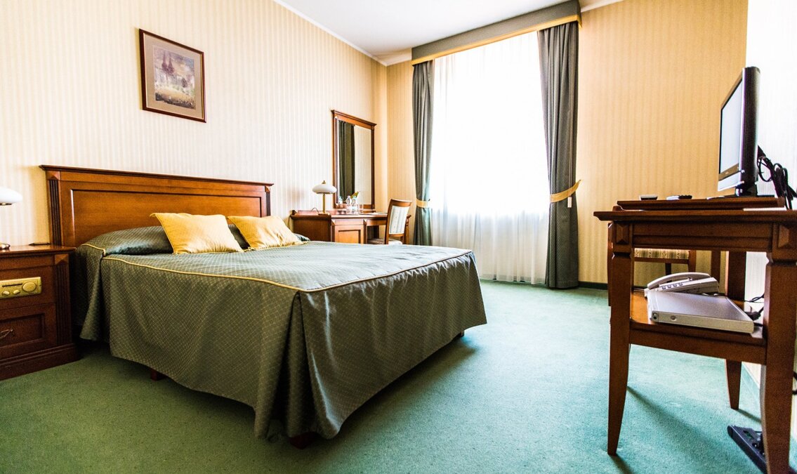 czy można kogoś przenocować w hotelu