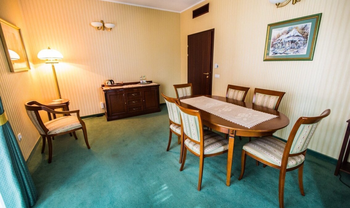 czy można zaprosić kogoś do pokoju hotelowego