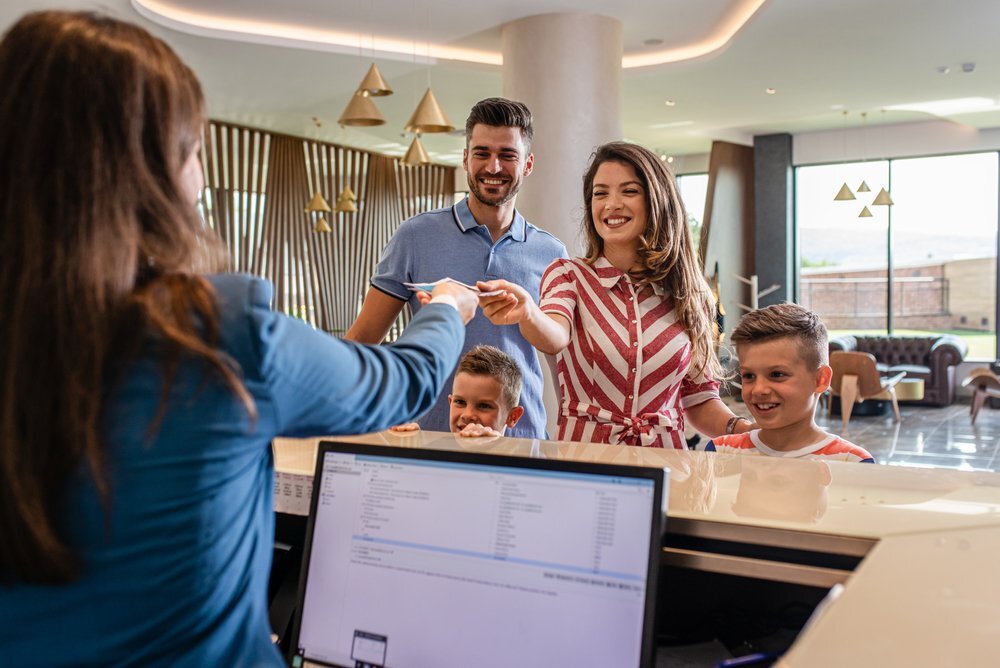 rodzina w rejestracji w hotelu