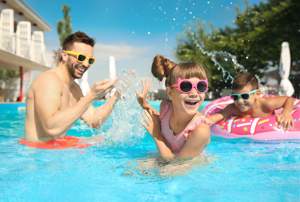 rodzina bawiąca się na basenie w hotelu