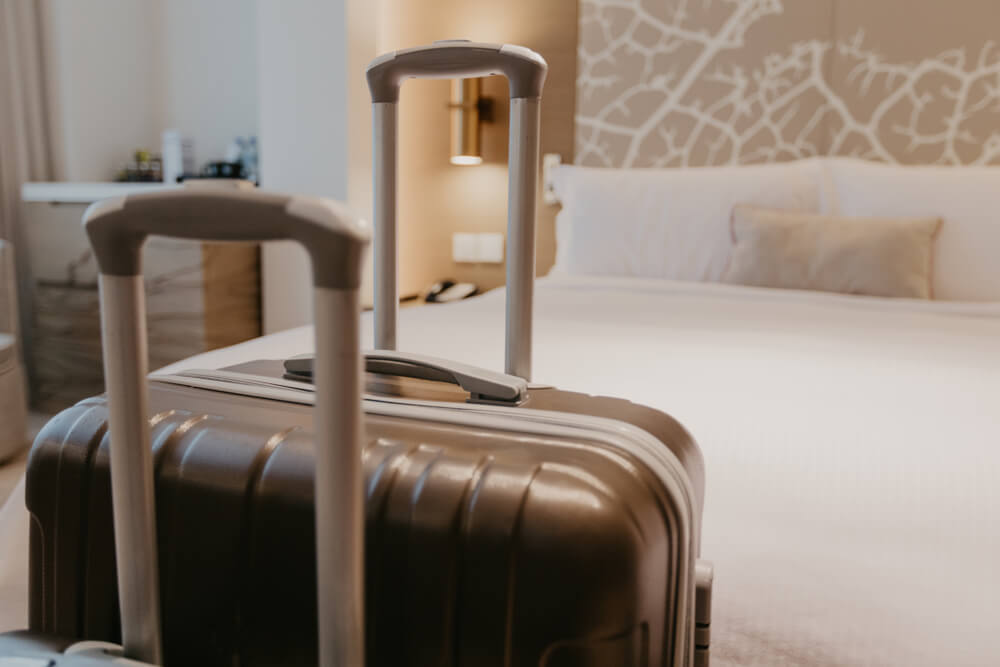 walizki w pokoju hotelowym