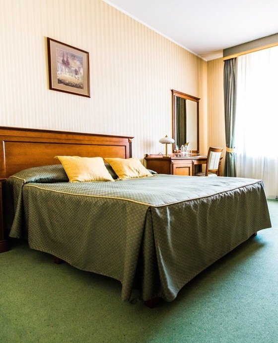 czy można kogoś przenocować w hotelu