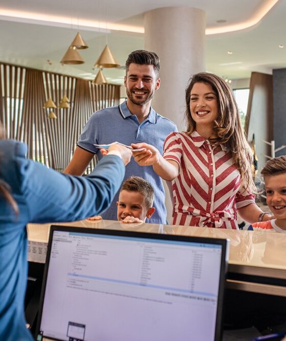 rodzina w rejestracji w hotelu