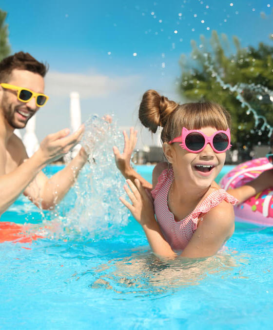rodzina bawiąca się na basenie w hotelu