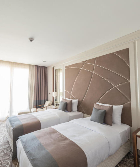 pokój hotelowy z dwoma łóżkami