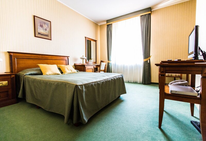 czy można kogoś przenocować w hotelu