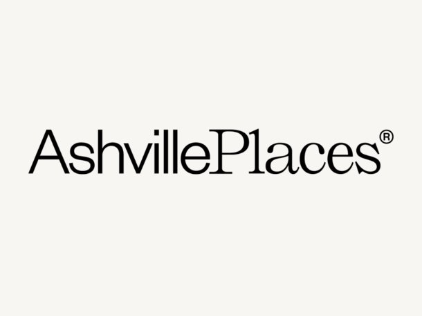 Logo AshvillePlaces — elegancki czarny napis w szeryfowej czcionce na białym tle, znak firmowy obiektu hotelowego.