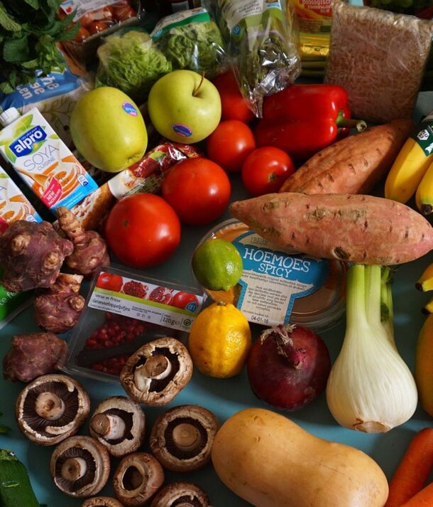 Kolorowy zestaw świeżych produktów dla kuchni hotelowej: pomidory, pieczarki, bataty, koper włoski, jabłka, banany i ostry hoemoes