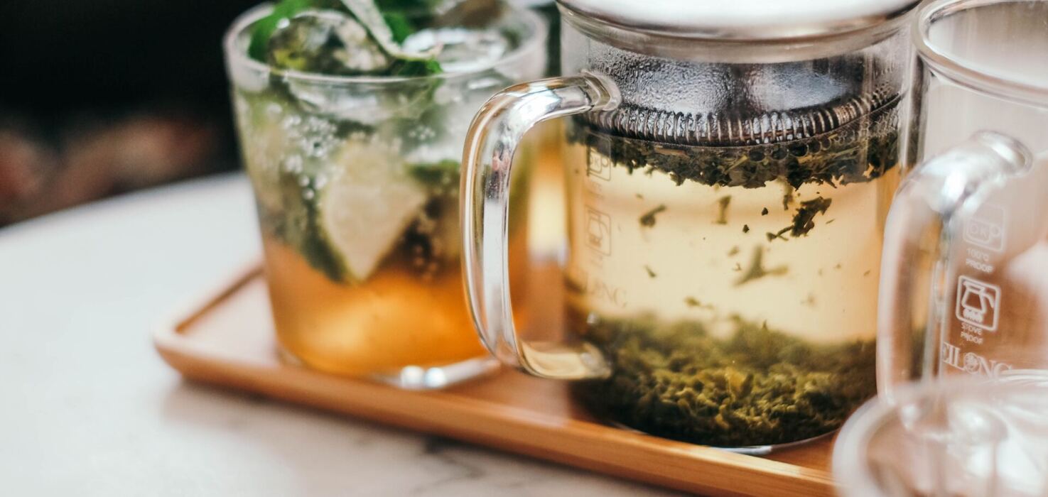 Świeża herbata dostępna codziennie w strefie relaksu, by umilić poranek