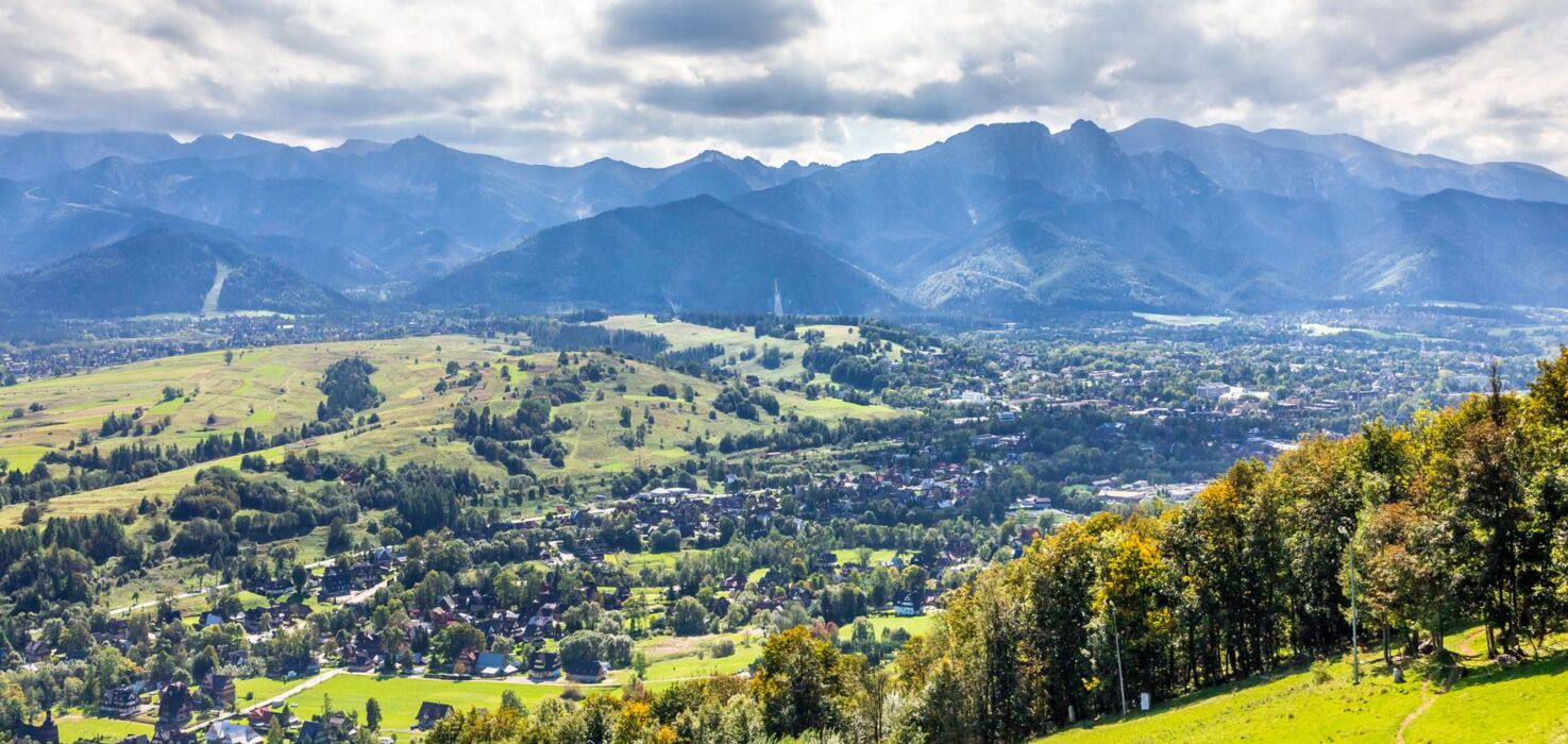 Szeroka panorama Tatr widziana ze szczytu – zapierający dech w piersiach widok