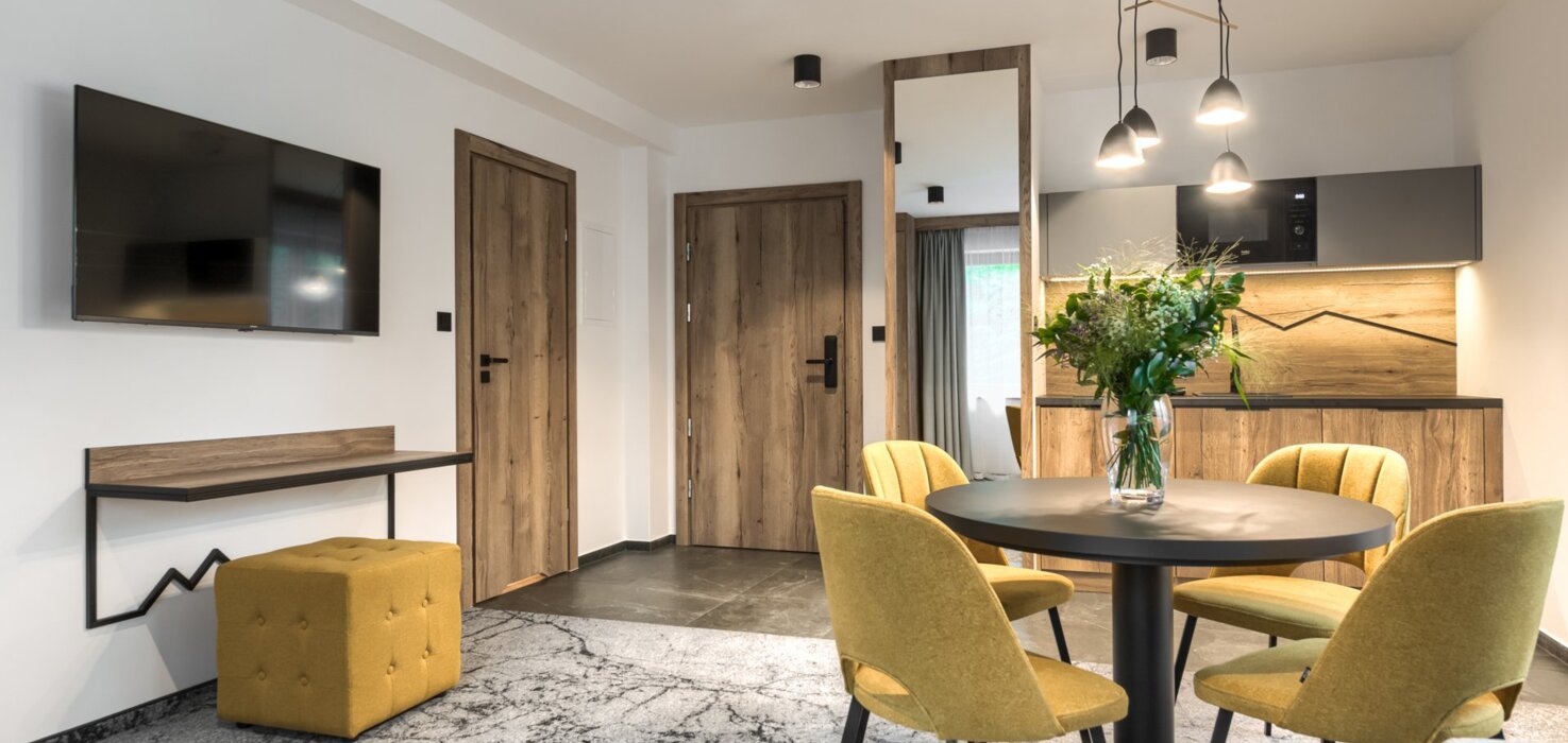 Stół i aneks w dużym apartamencie ładnie urządzonym dla grupy