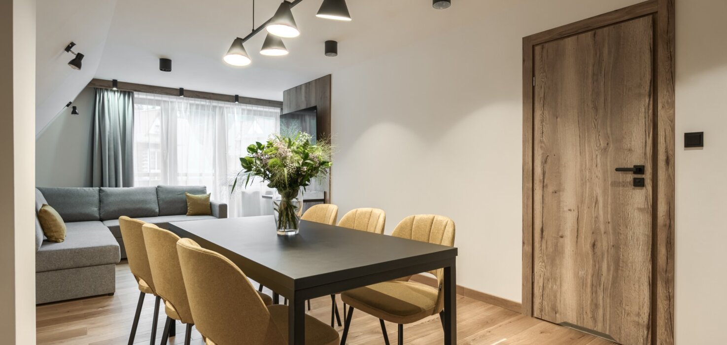 6-osobowy apartament w zakopanem, przestrzeń ze stołem