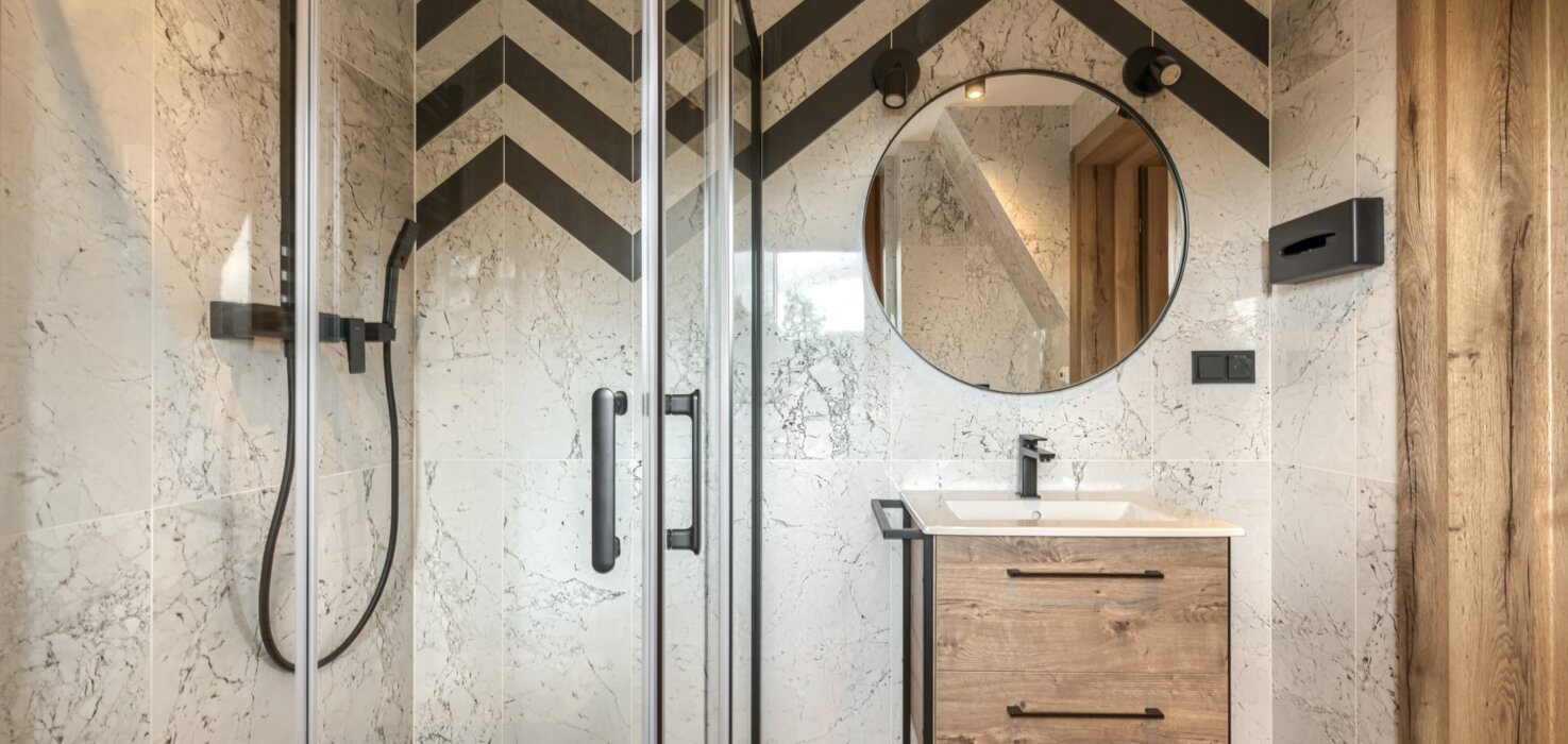 Elegancka łazienka z drewnianymi akcentami, które nadają jej ciepły i naturalny charakter.