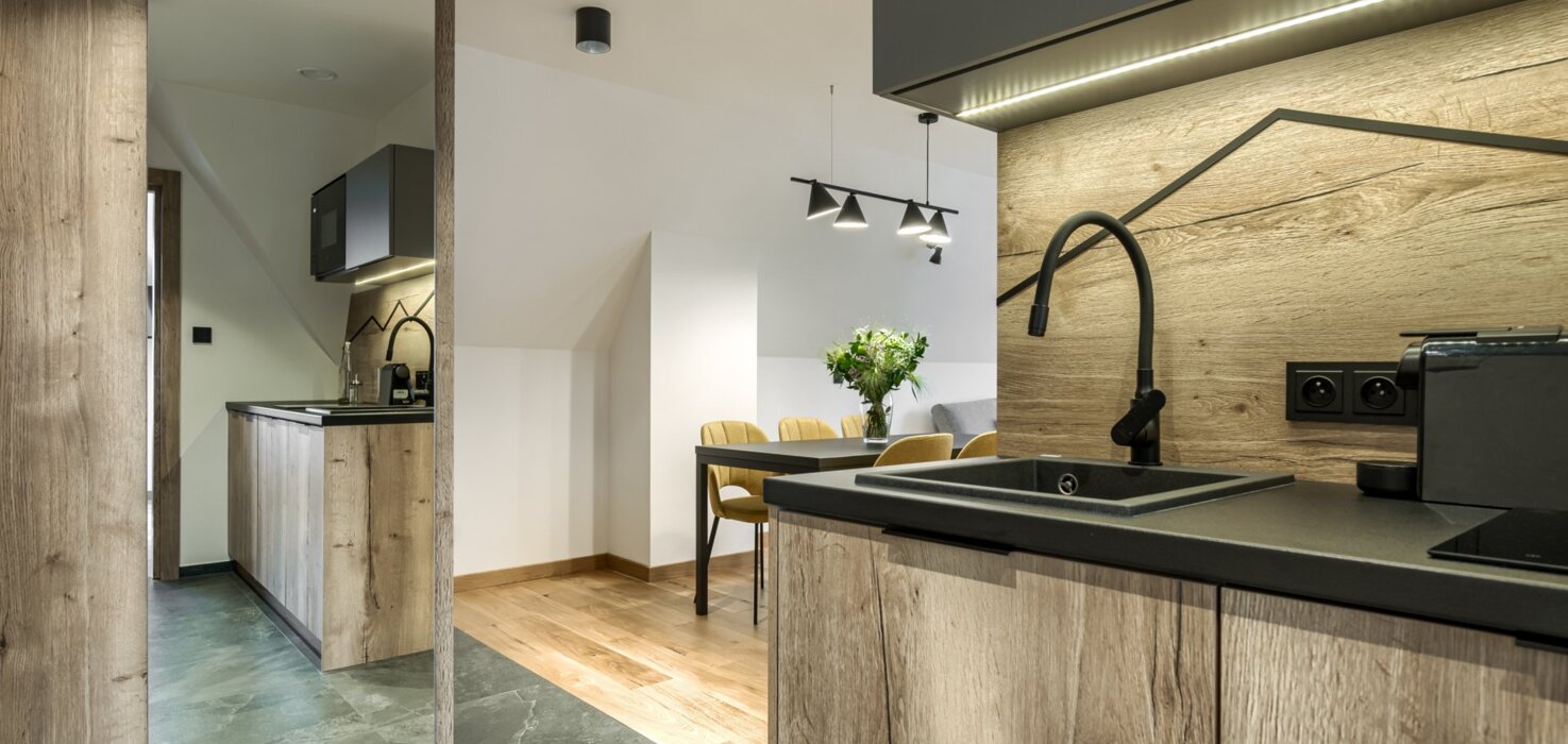 W pełni wyposażony aneks kuchenny z płytą grzewczą, zlewem i podstawowymi przyborami.