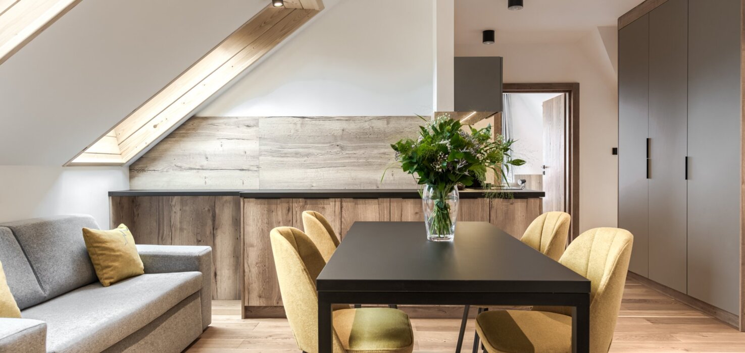 Czteroosobowy stół w jadalni, idealny na wspólne posiłki podczas noclegu w Zakopanem.