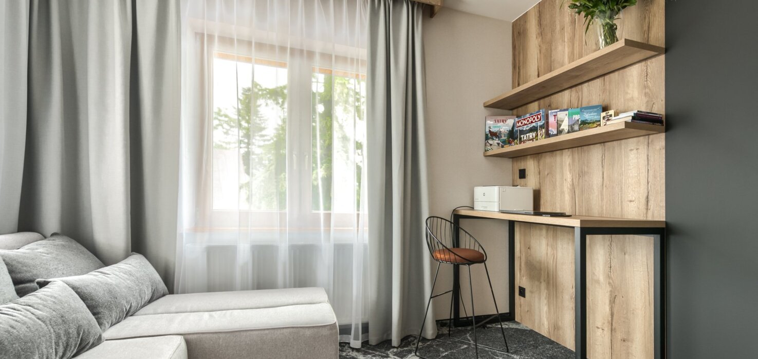 Małe biurko przy oknie, doskonałe do pracy lub chwil relaksu w Zakopanem.