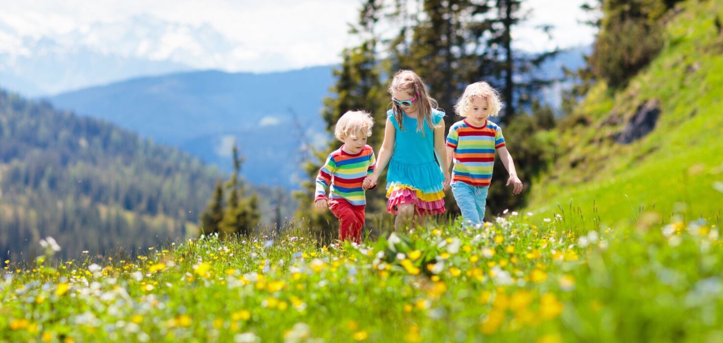Dzieci bawiące się na łące