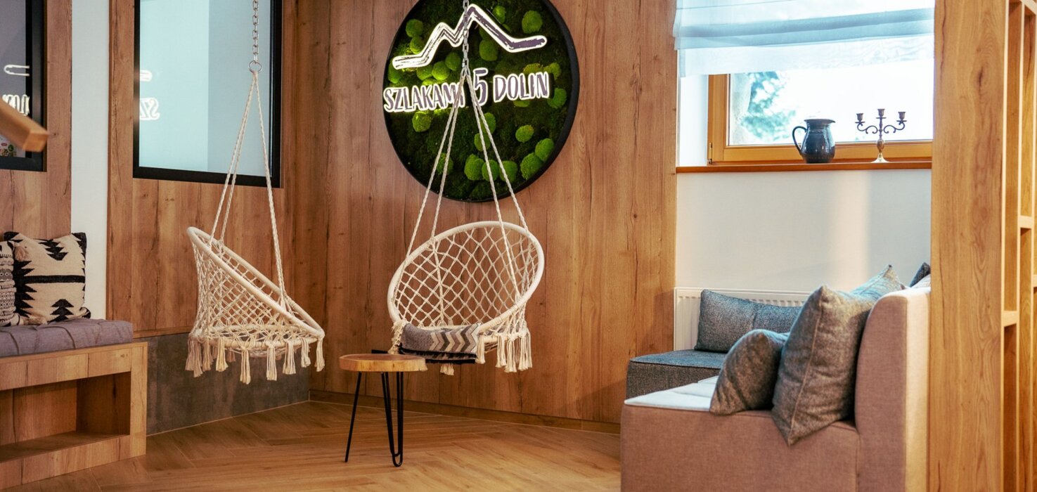 huśtawki plecione we wspólnej przestrzeni obiektu