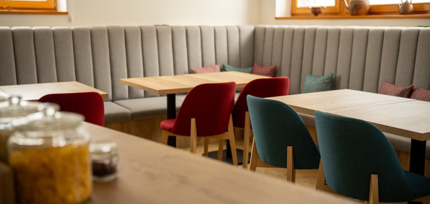 Przytulna strefa jadalniana w apartamentach ze śniadaniem Zakopane