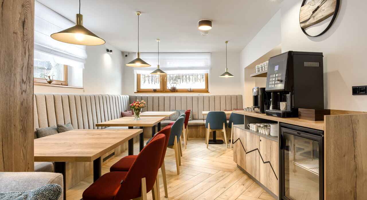 Strefa śniadaniowa z widokiem na góry w Zakopanem – idealne noclegi ze śniadaniem w górach